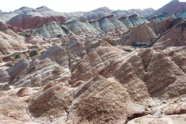 Gansu, Çin - 10 Nisan 2015: Renkli Hills doğal alanı Zhangye Ulusal Geopark (Zhangye Danxia). Danxia ülke Zhangye, Gansu, Çin ünlü manzara olduğunu.