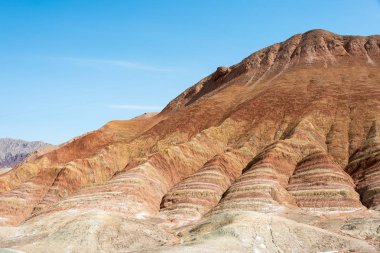 Gansu, Çin - 10 Nisan 2015: Renkli Hills doğal alanı Zhangye Ulusal Geopark (Zhangye Danxia). Danxia ülke Zhangye, Gansu, Çin ünlü manzara olduğunu.
