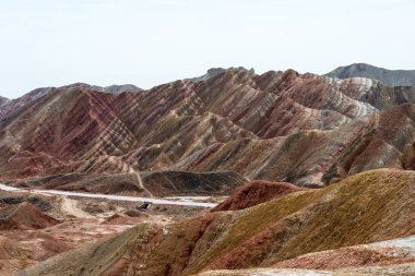Gansu, Çin - 10 Nisan 2015: Renkli Hills doğal alanı Zhangye Ulusal Geopark (Zhangye Danxia). Danxia ülke Zhangye, Gansu, Çin ünlü manzara olduğunu.