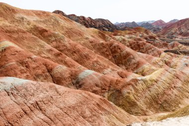 Gansu, Çin - 10 Nisan 2015: Renkli Hills doğal alanı Zhangye Ulusal Geopark (Zhangye Danxia). Danxia ülke Zhangye, Gansu, Çin ünlü manzara olduğunu.