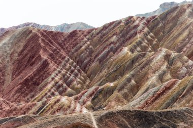 Gansu, Çin - 10 Nisan 2015: Renkli Hills doğal alanı Zhangye Ulusal Geopark (Zhangye Danxia). Danxia ülke Zhangye, Gansu, Çin ünlü manzara olduğunu.