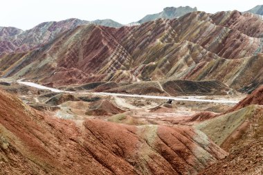 Gansu, Çin - 10 Nisan 2015: Renkli Hills doğal alanı Zhangye Ulusal Geopark (Zhangye Danxia). Danxia ülke Zhangye, Gansu, Çin ünlü manzara olduğunu.