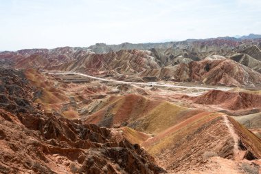 Gansu, Çin - 10 Nisan 2015: Renkli Hills doğal alanı Zhangye Ulusal Geopark (Zhangye Danxia). Danxia ülke Zhangye, Gansu, Çin ünlü manzara olduğunu.