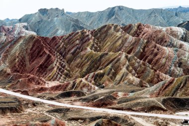 Gansu, Çin - 10 Nisan 2015: Renkli Hills doğal alanı Zhangye Ulusal Geopark (Zhangye Danxia). Danxia ülke Zhangye, Gansu, Çin ünlü manzara olduğunu.