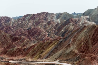 Gansu, Çin - 10 Nisan 2015: Renkli Hills doğal alanı Zhangye Ulusal Geopark (Zhangye Danxia). Danxia ülke Zhangye, Gansu, Çin ünlü manzara olduğunu.