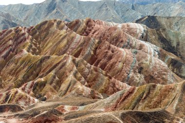 Gansu, Çin - 10 Nisan 2015: Renkli Hills doğal alanı Zhangye Ulusal Geopark (Zhangye Danxia). Danxia ülke Zhangye, Gansu, Çin ünlü manzara olduğunu.
