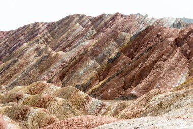 Gansu, Çin - 10 Nisan 2015: Renkli Hills doğal alanı Zhangye Ulusal Geopark (Zhangye Danxia). Danxia ülke Zhangye, Gansu, Çin ünlü manzara olduğunu.