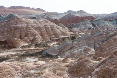 Gansu, Çin - 10 Nisan 2015: Renkli Hills doğal alanı Zhangye Ulusal Geopark (Zhangye Danxia). Danxia ülke Zhangye, Gansu, Çin ünlü manzara olduğunu.