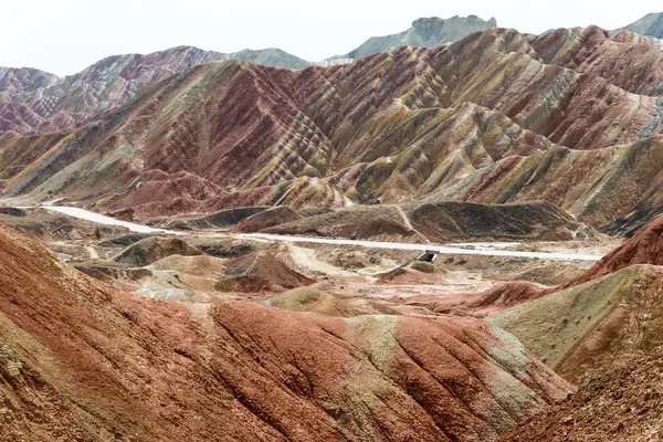 GANSU, CHINE - 10 avril 2015 : Zone pittoresque des collines colorées du géoparc national de Zhangye (Zhangye Danxia). Le relief Danxia est célèbre paysage à Zhangye, Gansu, Chine . — Photo