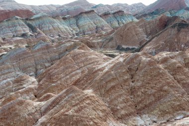 Gansu, Çin - 10 Nisan 2015: Renkli Hills doğal alanı Zhangye Ulusal Geopark (Zhangye Danxia). Danxia ülke Zhangye, Gansu, Çin ünlü manzara olduğunu.