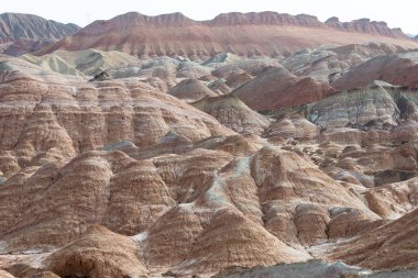 Gansu, Çin - 10 Nisan 2015: Renkli Hills doğal alanı Zhangye Ulusal Geopark (Zhangye Danxia). Danxia ülke Zhangye, Gansu, Çin ünlü manzara olduğunu.