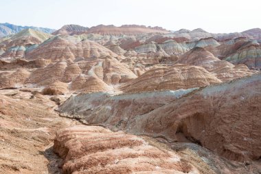 Gansu, Çin - 10 Nisan 2015: Renkli Hills doğal alanı Zhangye Ulusal Geopark (Zhangye Danxia). Danxia ülke Zhangye, Gansu, Çin ünlü manzara olduğunu.