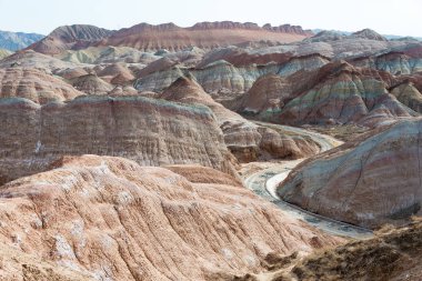 Gansu, Çin - 10 Nisan 2015: Renkli Hills doğal alanı Zhangye Ulusal Geopark (Zhangye Danxia). Danxia ülke Zhangye, Gansu, Çin ünlü manzara olduğunu.