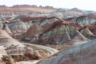 Gansu, Çin - 10 Nisan 2015: Renkli Hills doğal alanı Zhangye Ulusal Geopark (Zhangye Danxia). Danxia ülke Zhangye, Gansu, Çin ünlü manzara olduğunu.