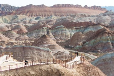 Gansu, Çin - 10 Nisan 2015: Renkli Hills doğal alanı Zhangye Ulusal Geopark (Zhangye Danxia). Danxia ülke Zhangye, Gansu, Çin ünlü manzara olduğunu.
