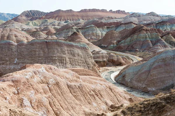 Gansu, Çin - 10 Nisan 2015: Renkli Hills doğal alanı Zhangye Ulusal Geopark (Zhangye Danxia). Danxia ülke Zhangye, Gansu, Çin ünlü manzara olduğunu. — Stok fotoğraf