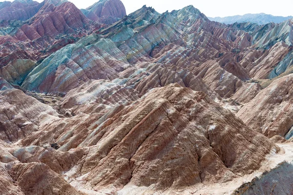Gansu, Çin - 10 Nisan 2015: Renkli Hills doğal alanı Zhangye Ulusal Geopark (Zhangye Danxia). Danxia ülke Zhangye, Gansu, Çin ünlü manzara olduğunu.