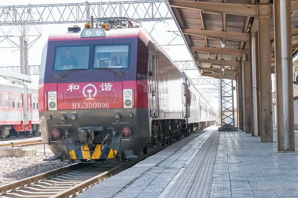 GANSU, CINA - 12 aprile 2015: Locomotiva elettrica China Railways HXD3D nella stazione ferroviaria di Zhangye, Gansu, Cina. La locomotiva è l'effettiva applicazione quasi ad alta velocità di locomotive AC ad alta potenza . — Foto Stock