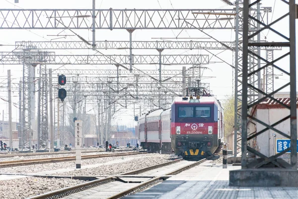 GANSU, CHINA - Abr 12 2015: China Railways HXD3D locomotiva elétrica na Estação Ferroviária Zhangye, Gansu, China. A locomotiva é aplicação quase-alta velocidade real de locomotivas CA de alta potência . — Fotografia de Stock