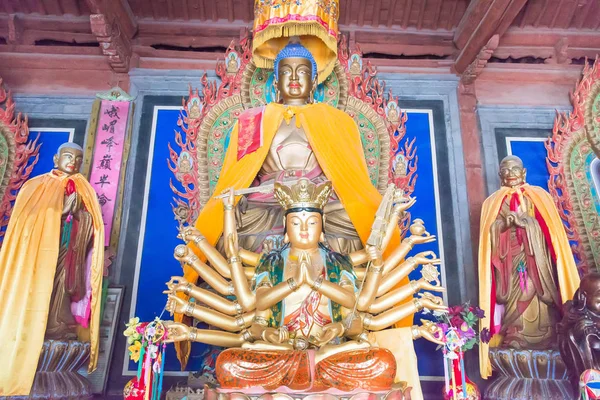 GANSU, CHINA - 08 abr 2015: Estatuas de Budda en el Templo Haizang. un sitio histórico famoso en Wuwei, Gansu, China . —  Fotos de Stock