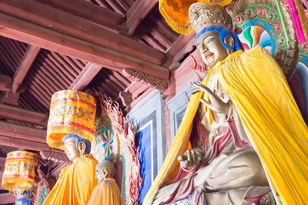 GANSU, CHINA - 08 abr 2015: Estatuas de Budda en el Templo Haizang. un sitio histórico famoso en Wuwei, Gansu, China . — Foto de Stock