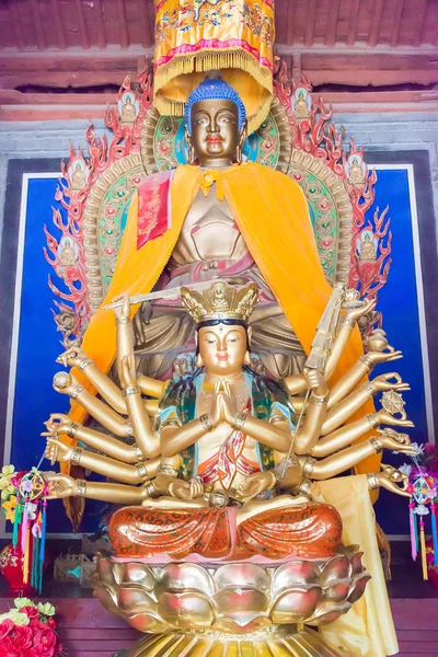 GANSU, CHINA - 08 abr 2015: Estatuas de Budda en el Templo Haizang. un sitio histórico famoso en Wuwei, Gansu, China . —  Fotos de Stock