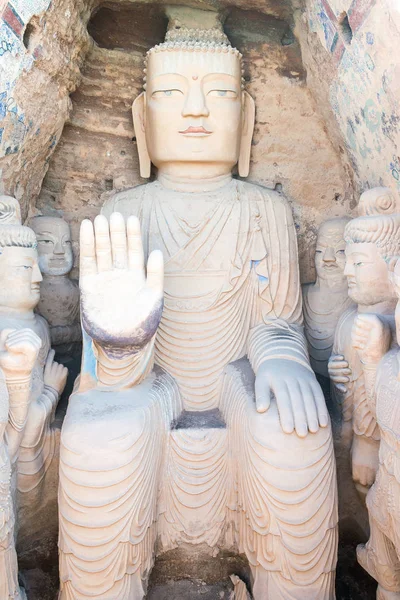 Tiantishan 석 굴에서 간쑤, 중국-4 월 9 일 2015: 부처님 동상. 우 웨이, 간쑤, 중국에서 유명한 역사 사이트. — 스톡 사진