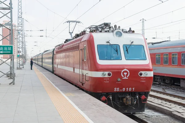 Gansu, Čína - Duben 09 2015: China Railways Ss7e elektrická lokomotiva Wu-Wej Railway Station, Gansu, Čína. Ss7e Čína železniční síti. — Stock fotografie