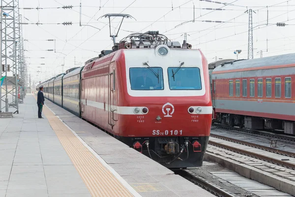 河南省、中国 - 2015 年 8 月 21 日: 中国国鉄 Hxd3 電気機関車 河南省、中国 - 2015 年 8 月 21 日: 中国国鉄 Hxd3 電気機関車