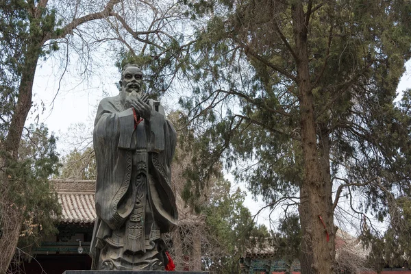 GANSU, CHINA - 08 abr 2015: Estatua de Confucio en el templo confuciano de Wuwei (Wuwei Wen Miao). un sitio histórico famoso en Wuwei, Gansu, China . — Foto de Stock