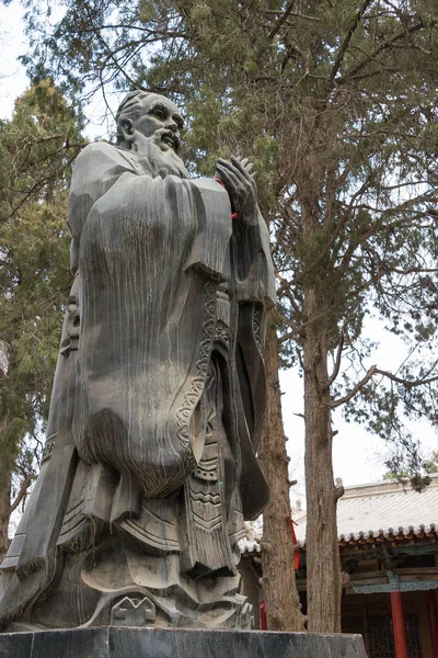 GANSU, CHINA - 08 abr 2015: Estatua de Confucio en el templo confuciano de Wuwei (Wuwei Wen Miao). un sitio histórico famoso en Wuwei, Gansu, China . — Foto de Stock