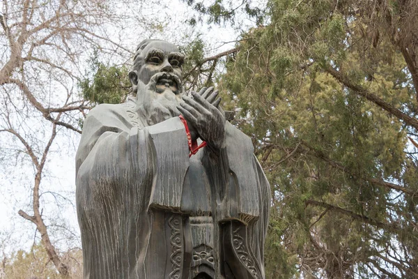 GANSU, CHINA - 08 abr 2015: Estatua de Confucio en el templo confuciano de Wuwei (Wuwei Wen Miao). un sitio histórico famoso en Wuwei, Gansu, China . —  Fotos de Stock