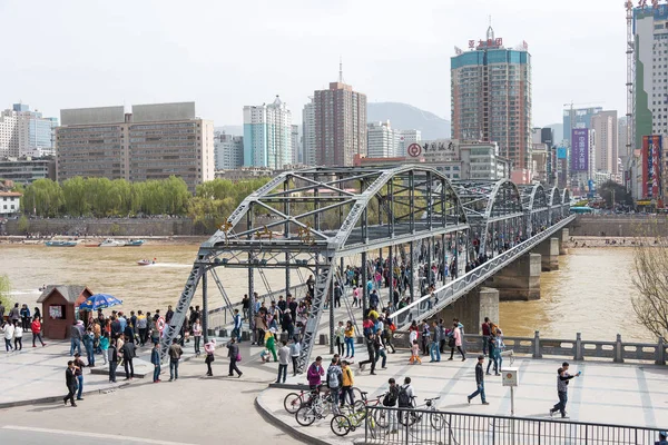 Gansu, china - 07. April 2015: Gelbe Flussbrücke (Zhongshan-Brücke). Die Brücke war die erste permanente Brücke über den gelben Fluss in Lanzhou, Gansu, China. — Stockfoto