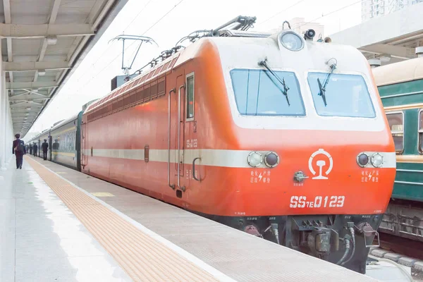 GANSU, CHINA - Apr 08 2015: China Railways SS7E electric locomotive in Lanzhou Railway Station, Gansu, China. SS7E used on the China Railway network. — Stock Photo, Image