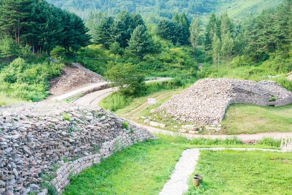 JILIN, CHINA - 27 jul 2015: Wandu Mountain City (Patrimonio de la Humanidad por la UNESCO). fue la segunda capital del reino de Koguryo en Ji 'an, Jilin, China . — Foto de Stock