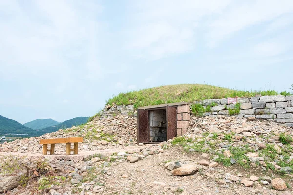 JILIN, CHINA - 27 de julio de 2015: Tumba del Rey Gwanggaeto (Tumba del Rey Haotai), Patrimonio de la Humanidad por la UNESCO. un sitio histórico famoso del reino de Koguryo en Ji 'an, Jilin, China . — Foto de Stock