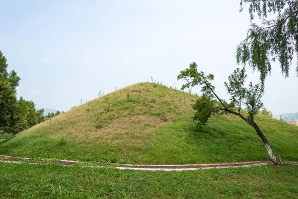 JILIN, CINA - 27 lug 2015: Cimitero di Yu Shan Aristocrat (patrimonio mondiale dell'UNESCO). un famoso sito storico del regno Koguryo a Ji'an, Jilin, Cina . — Foto Stock