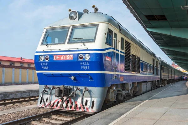 河南省、中国 - 2015 年 8 月 21 日: 中国国鉄 Hxd3 電気機関車 河南省、中国 - 2015 年 8 月 21 日: 中国国鉄 Hxd3 電気機関車