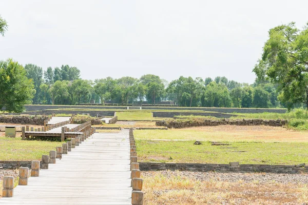 HEILONGJIANG, CHINA - Jul 23 2015: Shangjing Longquanfu de las ruinas de Bohai Kingdam. un sitio histórico famoso en Ning 'an, Heilongjiang, China . — Foto de Stock