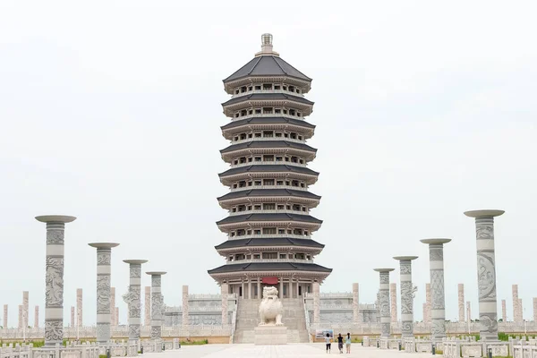 Heilongjiang, Čína - Jul 12 2015: Věž na velký ussurijský Island(Heixiazi Island). Město Fuyuan je hlavní hraniční přechod mezi Čínou a Khabarovsk Krai Rusko. — Stock fotografie