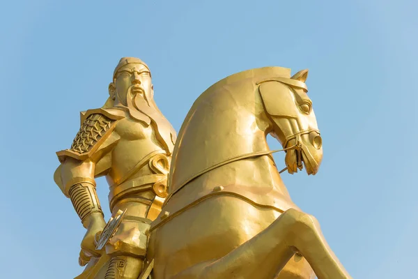 Shanxi, Čína - Aug 28 2015: Guan Yu socha na Yuncheng Railway Station, Shanxi, Čína. Guan Yu byl slavný vojevůdce dynastie východní Chan. — Stock fotografie