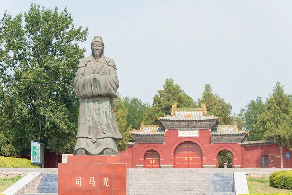 SHANXI, CHINA - 25 de agosto de 2015: Estatua de Sima Guang en el templo de Sima Guang (Sima Wengong Ci). un sitio histórico famoso en Yuncheng, Shanxi, China . — Foto de Stock