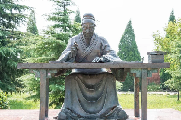 SHANXI, CHINA - 25 de agosto de 2015: Estatua de Sima Guang en el templo de Sima Guang (Sima Wengong Ci). un sitio histórico famoso en Yuncheng, Shanxi, China . — Foto de Stock