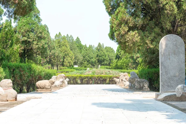 SHANXI, CHINA - 25 de agosto de 2015: Tumba de Sima Guang en el templo de Sima Guang (Sima Wengong Ci). un sitio histórico famoso en Yuncheng, Shanxi, China . —  Fotos de Stock