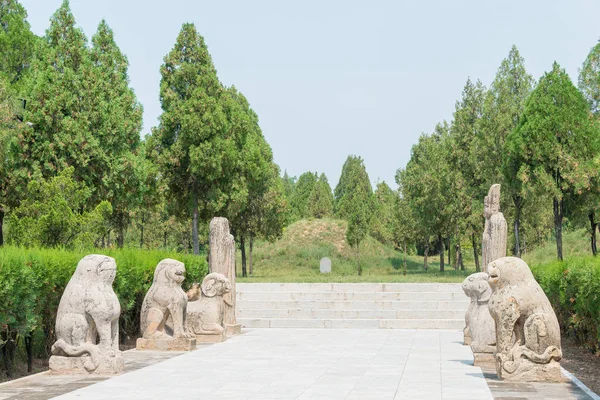 SHANXI, CHINA - 25 de agosto de 2015: Tumba de Sima Guang en el templo de Sima Guang (Sima Wengong Ci). un sitio histórico famoso en Yuncheng, Shanxi, China . — Foto de Stock