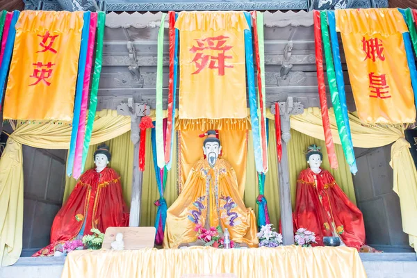 Shanxi, China - 23 Aug-2015: Han Shundi standbeelden op keizer Shun graf Soenic plek. een beroemde historische site in Yuncheng, Shanxi, China. — Stockfoto