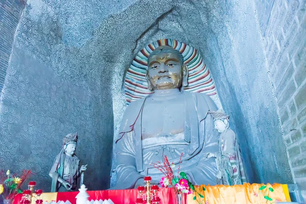 SHANXI, CHINA - 28 de septiembre de 2015: Estatua de Budda en el Templo Jingyin. un sitio histórico famoso en Taiyuan, Shanxi, China . —  Fotos de Stock