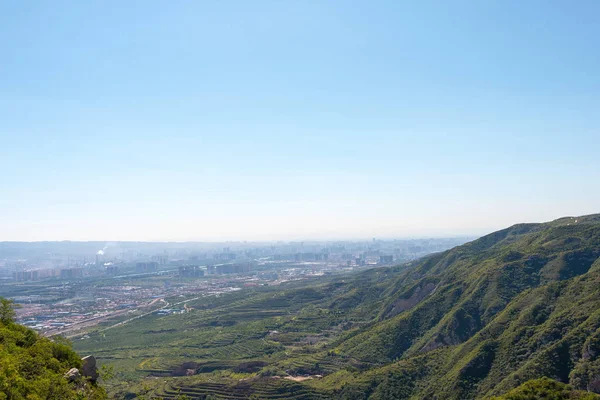 Shanxi, china - 12. sept 2015: taiyuan blick vom juewei berg. eine berühmte landschaft in taiyuan, shanxi, china. — Stockfoto