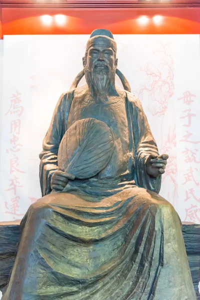 SHANXI, CHINA - 11 de septiembre de 2015: Estatua Di Renjie de Di Renjie Memorial Hall en el Parque Tanghuai. un sitio histórico famoso en Taiyuan, Shanxi, China . — Foto de Stock
