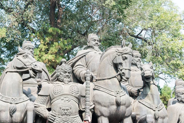 SHANXI, CHINA - 27 de septiembre de 2015: Estatuas de Li Shimin y generales en el templo de Jinci. un sitio histórico famoso en Taiyuan, Shanxi, China . — Foto de Stock